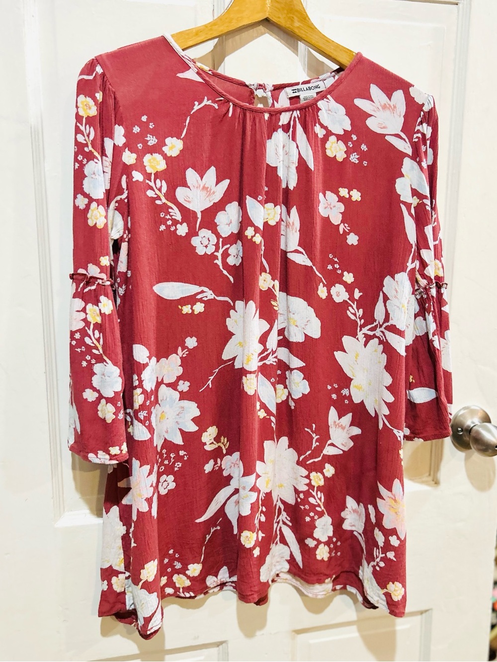 Billabong Red Floral Gauze Top Bell Sleeves Boho Summer Beach Resortwear Size M